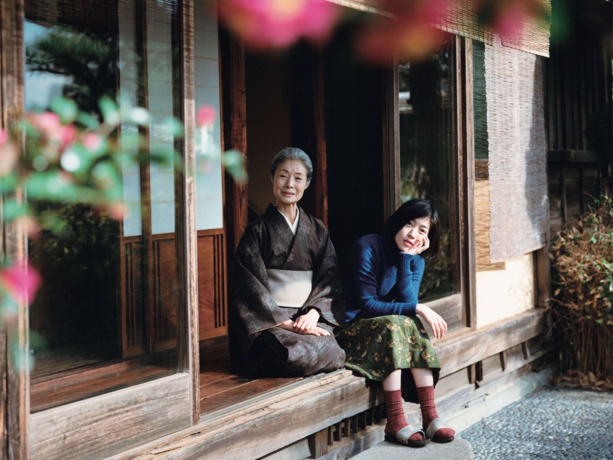 富司純子×シム・ウンギョン『椿の庭』上田監督撮影、祖母と孫の日常を写す場面写真公開