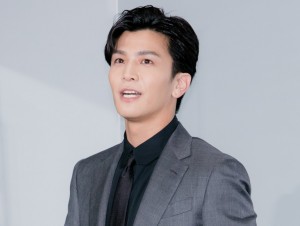 映画『名も無き世界のエンドロール』完成報告会見に登場した岩田剛典