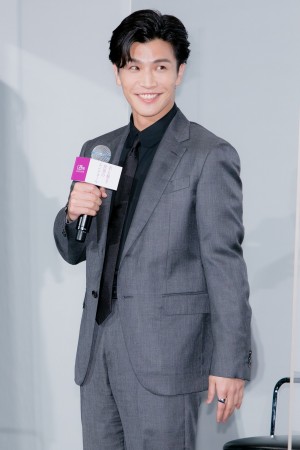 映画『名も無き世界のエンドロール』完成報告会見に登場した岩田剛典