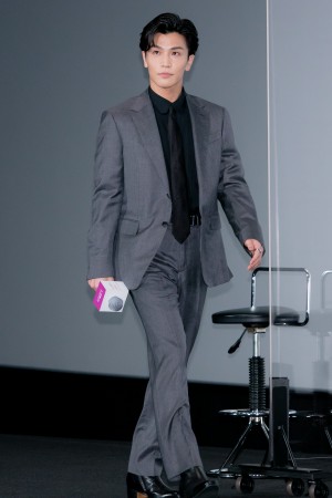 映画『名も無き世界のエンドロール』完成報告会見に登場した岩田剛典