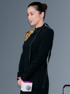 映画『名も無き世界のエンドロール』完成報告会見に登場した中村アン