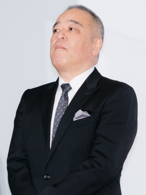 映画『名も無き世界のエンドロール』完成報告会見に登場した佐藤祐市監督