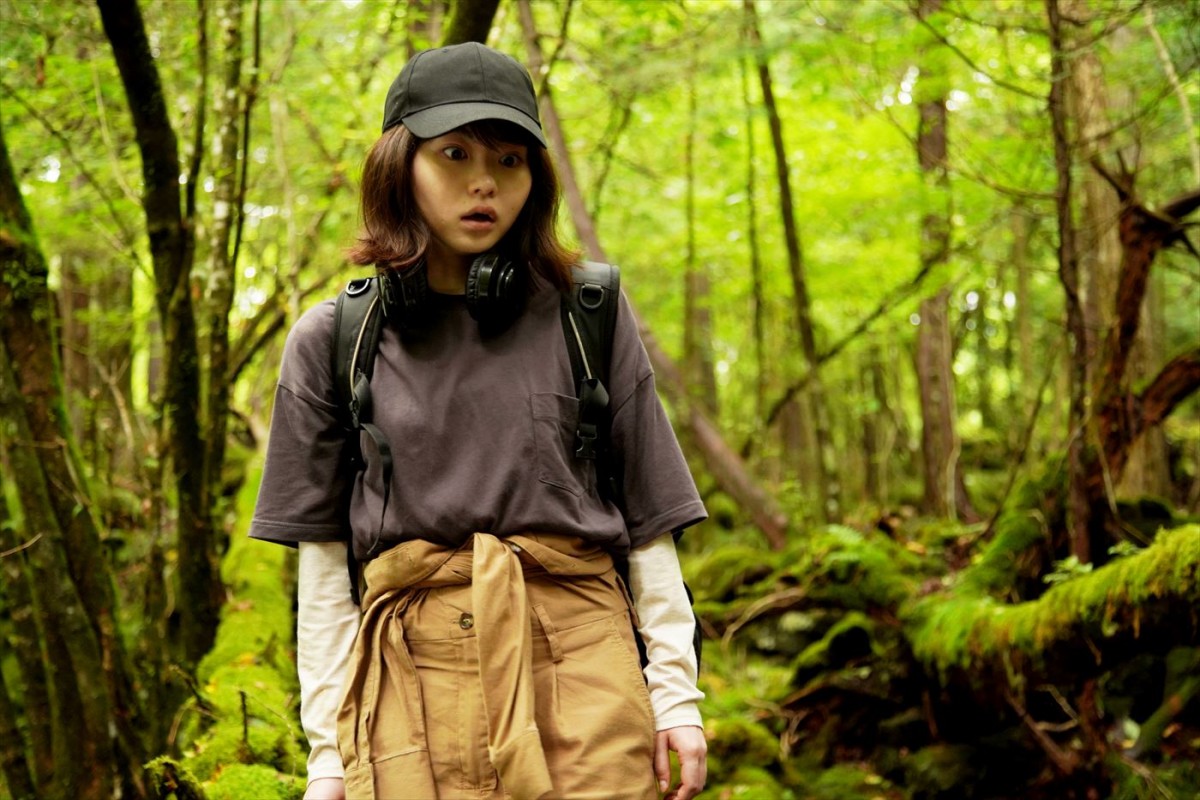 宙に浮く山田杏奈＆樹海をさまよう山口まゆ『樹海村』場面写真12点一挙解禁