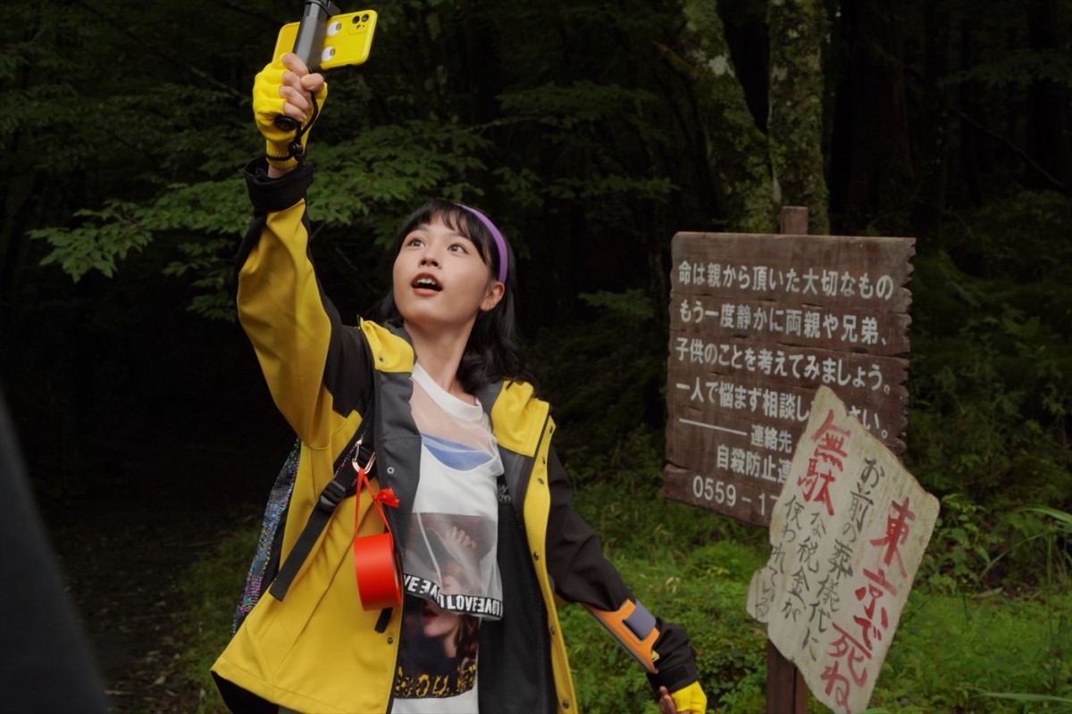 宙に浮く山田杏奈＆樹海をさまよう山口まゆ『樹海村』場面写真12点一挙解禁