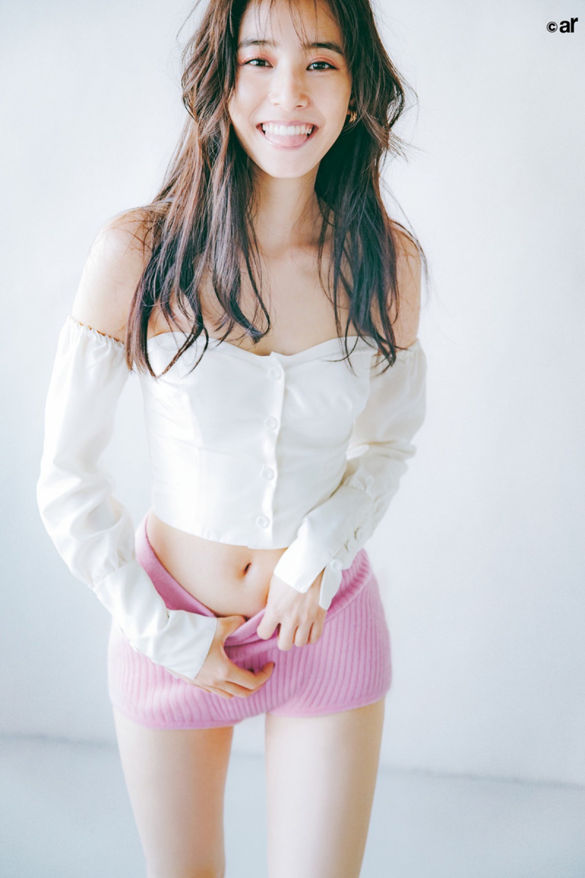 新木優子のヘルシーな美ボディを特集 「どうしてそんなに小顔なの!?」にも回答