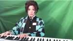 『鬼滅の刃』竈門炭治郎のコスプレでピアノを披露したピアニスト・高木里代子　※「高木里代子」YouTubeチャンネル