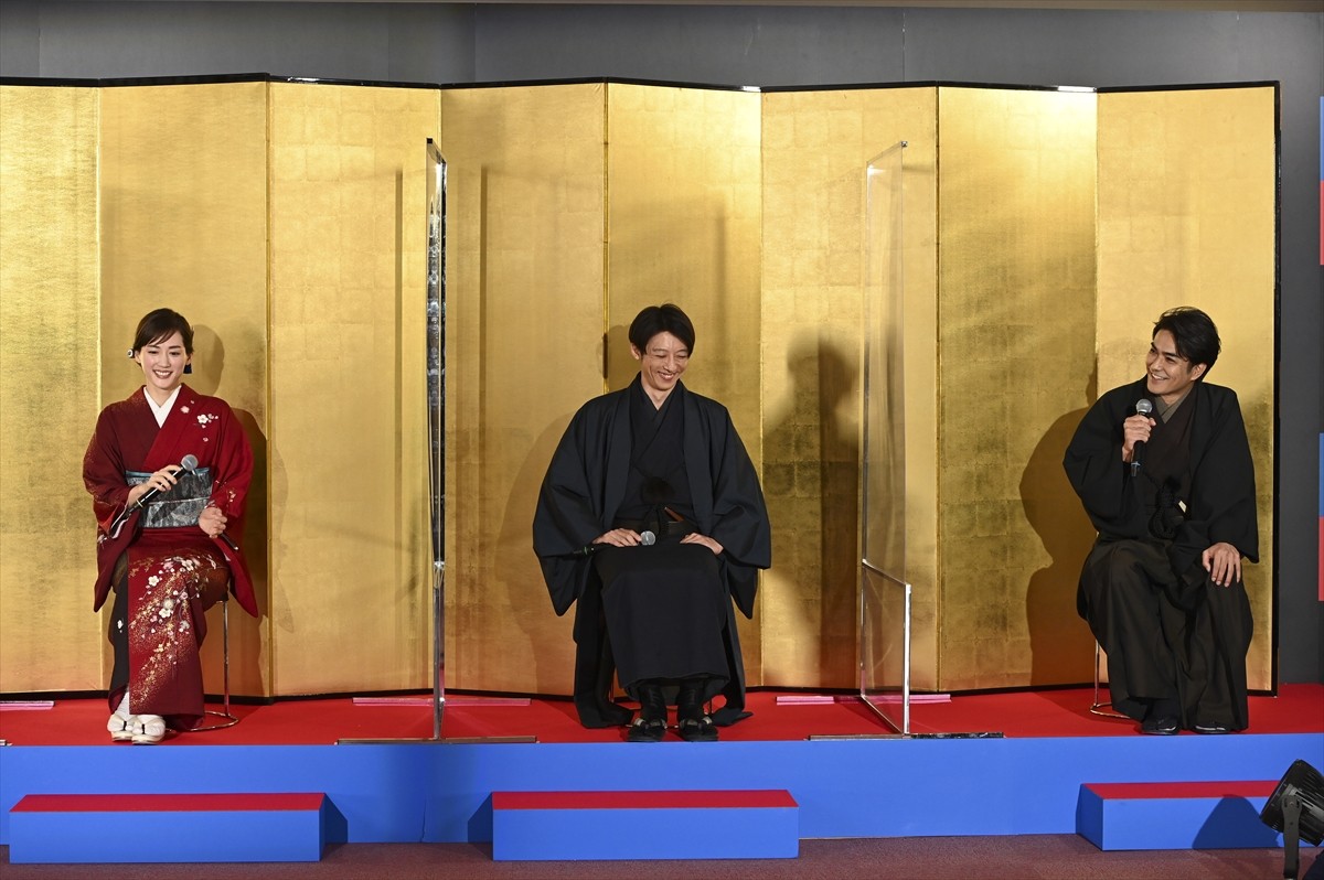 綾瀬はるか、艶やかな着物姿で登場　初の刑事役に「ぼちぼち頑張っております」