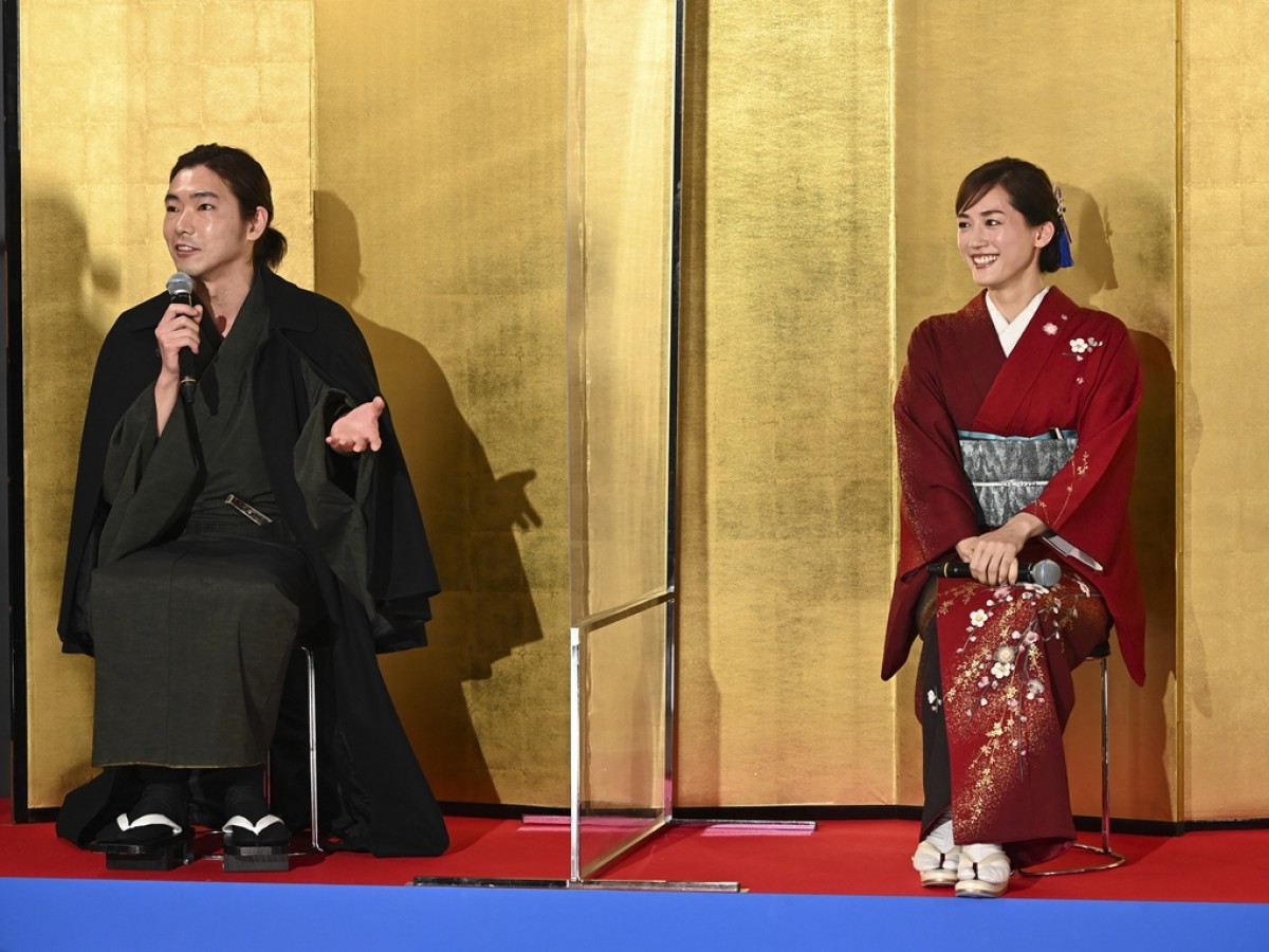 綾瀬はるか、艶やかな着物姿で登場　初の刑事役に「ぼちぼち頑張っております」