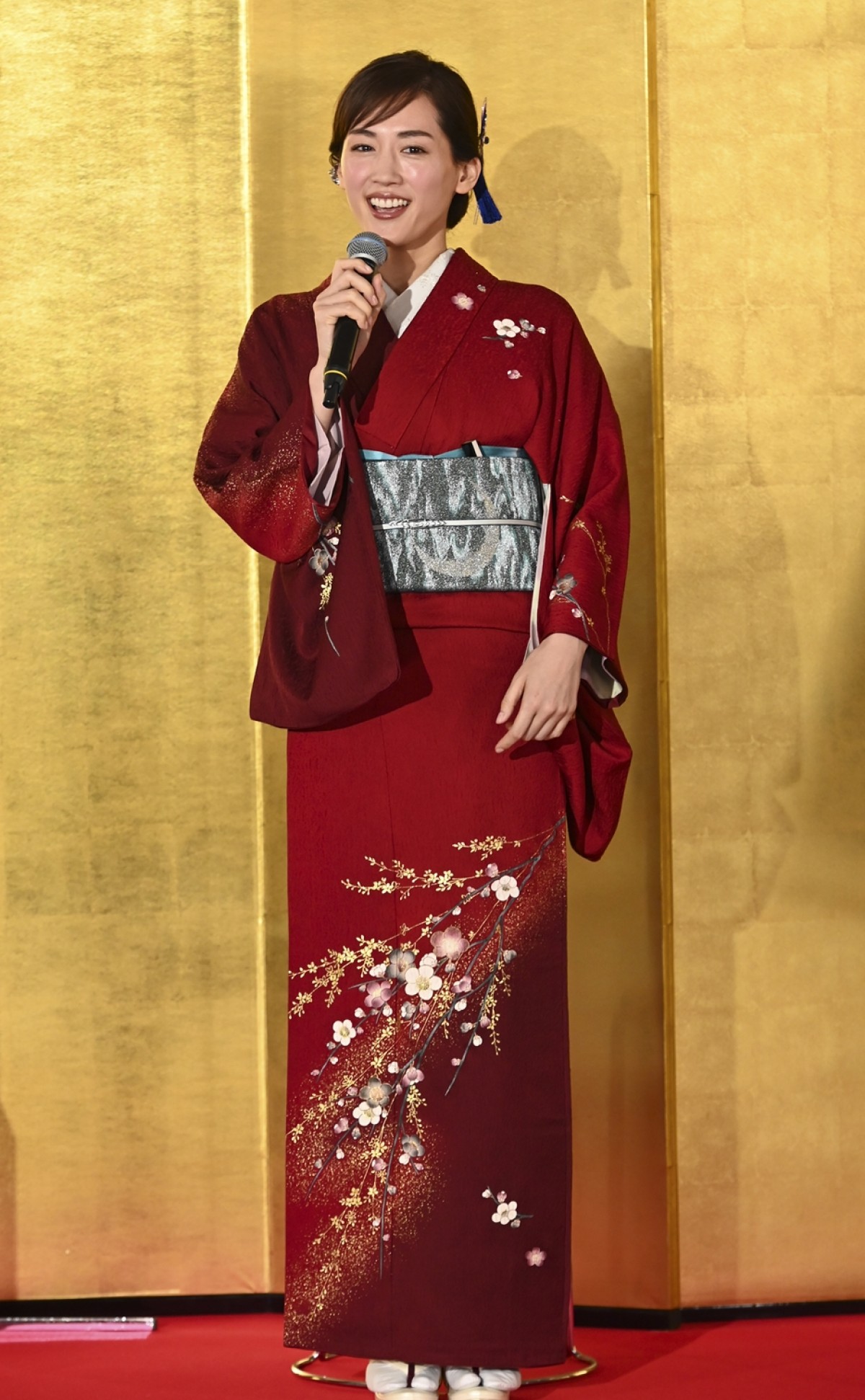 綾瀬はるか、艶やかな着物姿で登場　初の刑事役に「ぼちぼち頑張っております」
