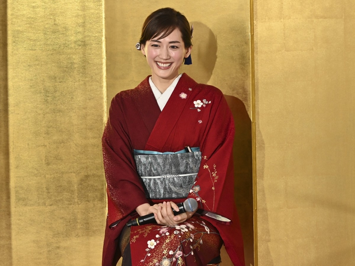 綾瀬はるか、日曜劇場『天国と地獄 ~サイコな2人~』制作発表会見に出席
