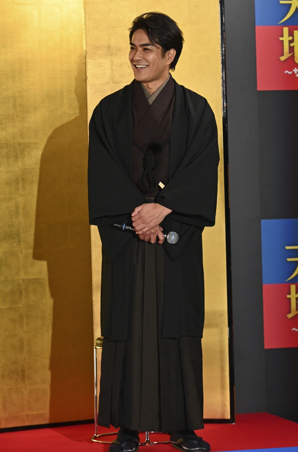 綾瀬はるか、艶やかな着物姿で登場　初の刑事役に「ぼちぼち頑張っております」