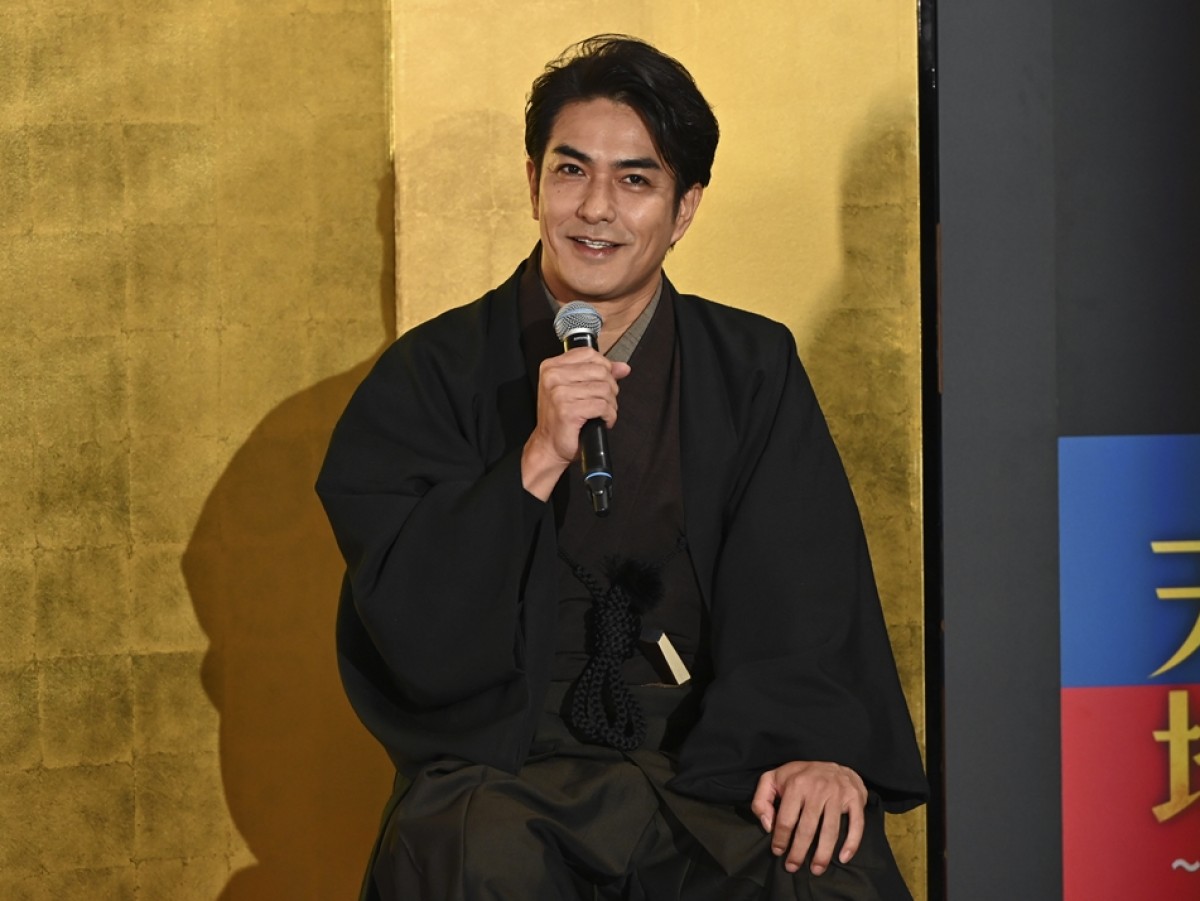 綾瀬はるか、艶やかな着物姿で登場　初の刑事役に「ぼちぼち頑張っております」