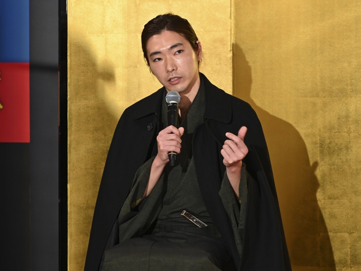 綾瀬はるか、艶やかな着物姿で登場　初の刑事役に「ぼちぼち頑張っております」