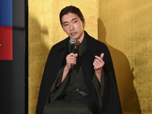 柄本佑、日曜劇場『天国と地獄 ～サイコな2人～』制作発表会見に出席