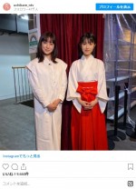 巫女さんコスプレの浜辺美波（右）　※ドラマ『ウチの娘は、彼氏が出来ない!!』インスタグラム