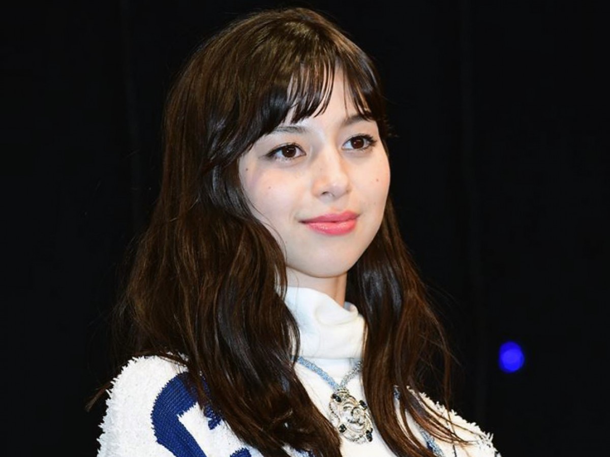 中条あやみ “アゴクイ”される　田中道子と仲良し“美女2ショット”