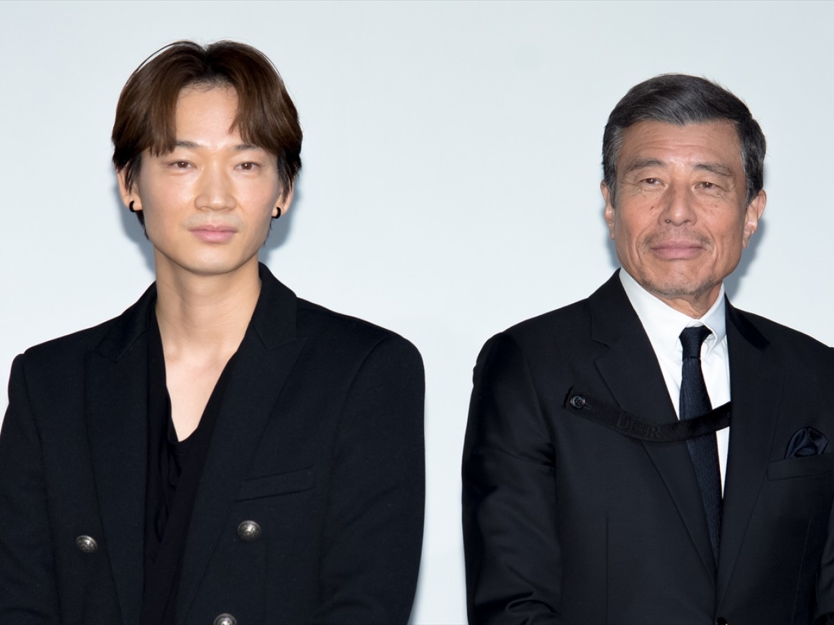 『ヤクザと家族 The Family』完成報告&生配信トークイベントに登場した(左から)綾野剛、舘ひろし