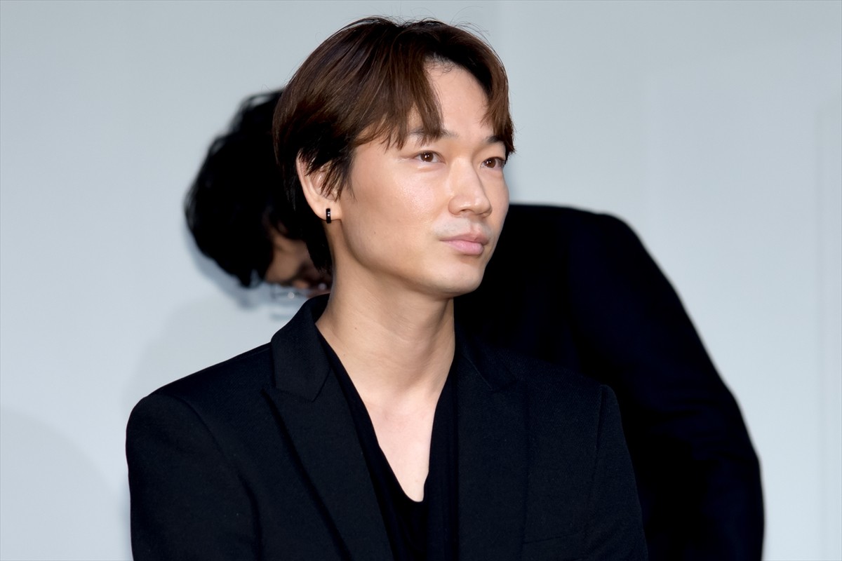 綾野剛＆舘ひろし、新作を一文字で表すと“愛” まさかの同じ答えに「愛し合ってますから」