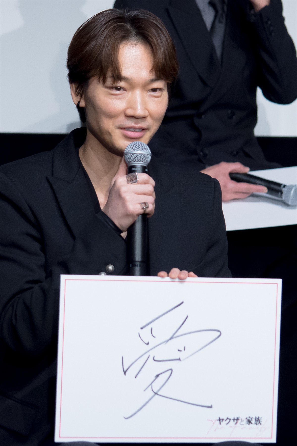 綾野剛＆舘ひろし、新作を一文字で表すと“愛” まさかの同じ答えに「愛し合ってますから」