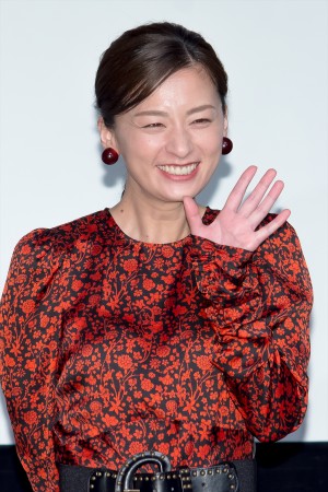 尾野真千子、『ヤクザと家族 The Family』完成報告＆生配信トークイベントに登場