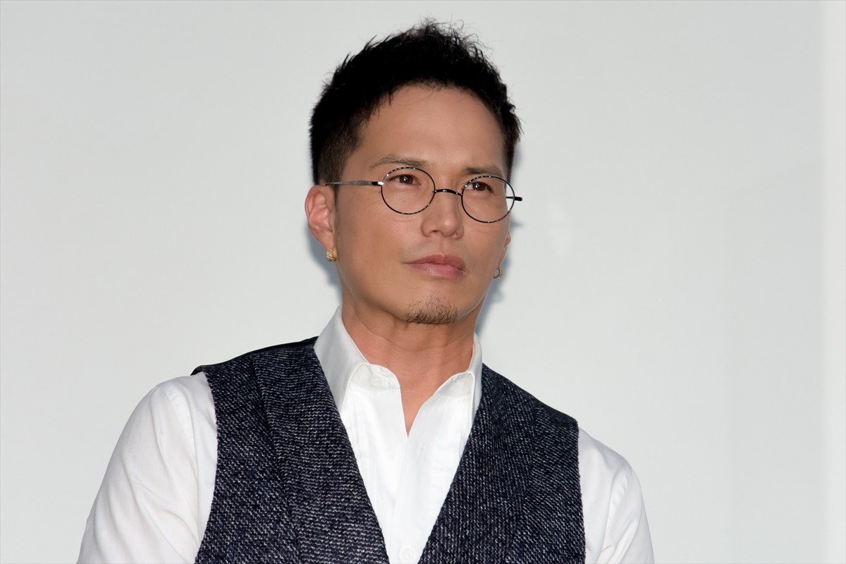 綾野剛＆舘ひろし、新作を一文字で表すと“愛” まさかの同じ答えに「愛し合ってますから」