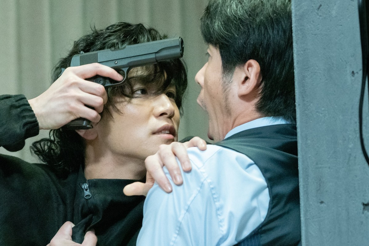 岩田剛典、銃を片手に追い詰め発砲 『名も無き世界のエンドロール』緊迫の本編映像解禁