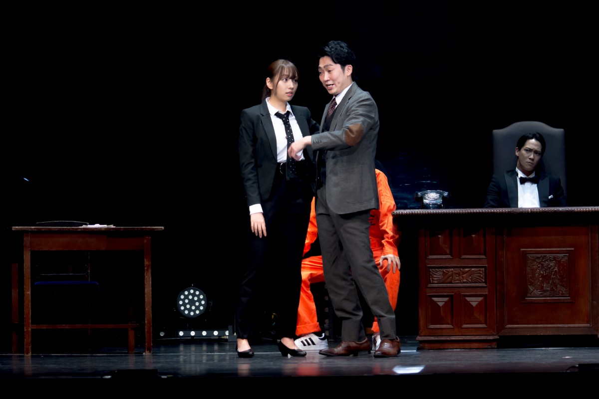 乃木坂46・新内眞衣、初ヒロインでキュート＆クールな表情　舞台『熱海殺人事件』シーン公開