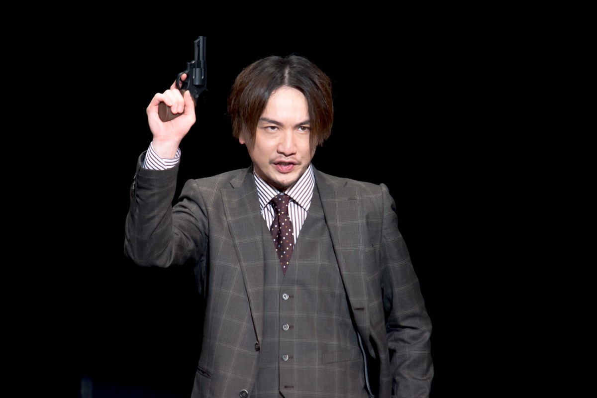 乃木坂46・新内眞衣、初ヒロインでキュート＆クールな表情　舞台『熱海殺人事件』シーン公開