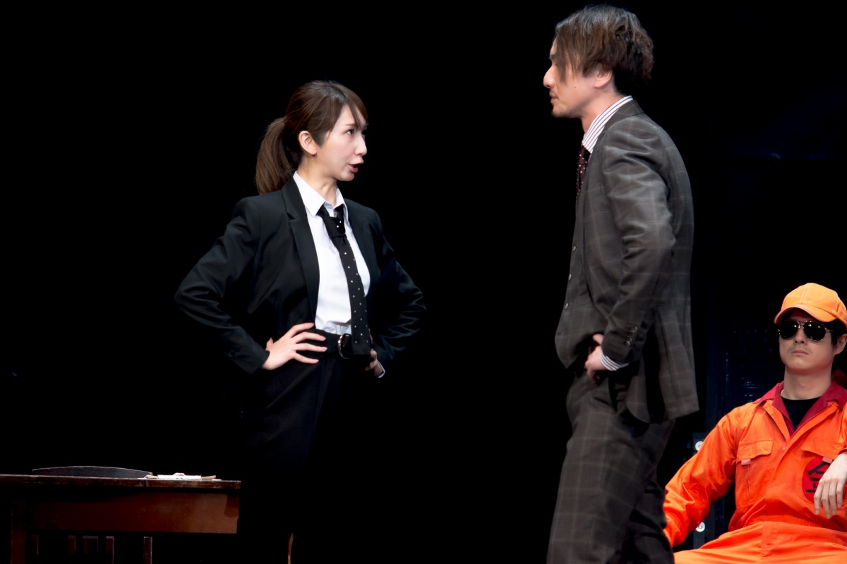 乃木坂46・新内眞衣、初ヒロインでキュート＆クールな表情　舞台『熱海殺人事件』シーン公開