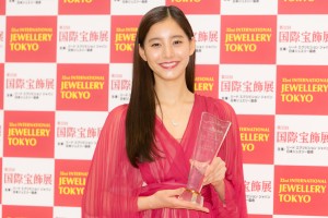 「第32回 日本ジュエリーベストドレッサー賞」表彰式に登場した新木優子
