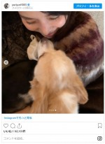 「ぎゅうぎゅうしてきた」ワンコとたわむれる石田ゆり子　※「石田ゆり子」インスタグラム