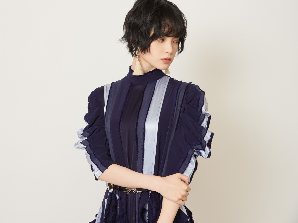 平手友梨奈、新曲「かけがえのない世界」初披露に大反響＜2021 FNS歌謡祭＞