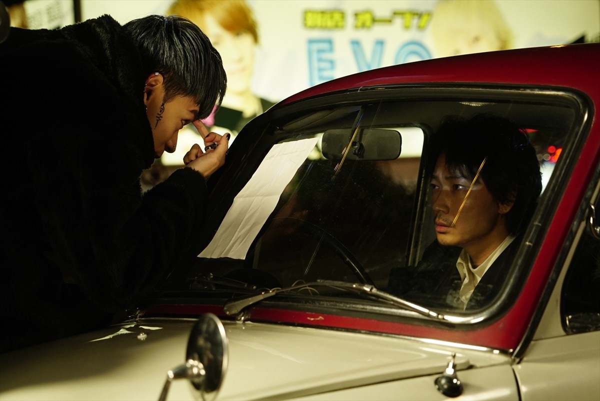 右目を隠す綾野剛、鼻ピアス姿の成田凌も 『ホムンクルス』場面カット20点一挙解禁