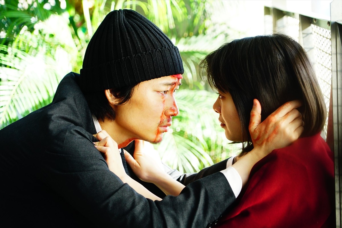 右目を隠す綾野剛、鼻ピアス姿の成田凌も 『ホムンクルス』場面カット20点一挙解禁