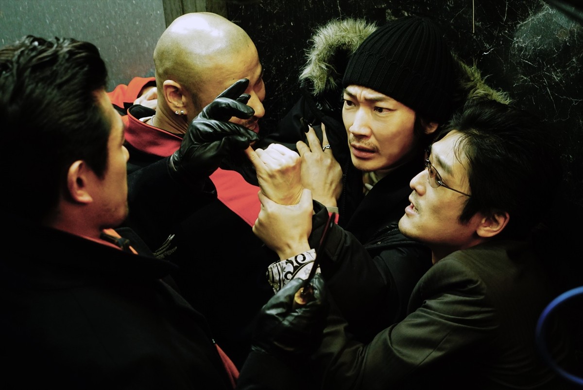 右目を隠す綾野剛、鼻ピアス姿の成田凌も 『ホムンクルス』場面カット20点一挙解禁