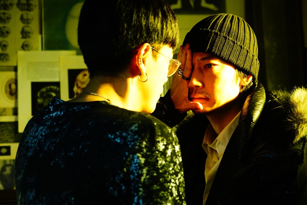 右目を隠す綾野剛、鼻ピアス姿の成田凌も 『ホムンクルス』場面カット20点一挙解禁