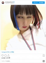 鳥居みゆき、青＆赤のエクステで白目に！　※「鳥居みゆき」インスタグラム