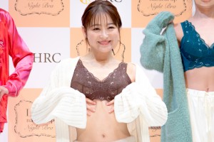 「LUNAナチュラルアップナイトブラ」新カラー発表会に登場した鈴木奈々