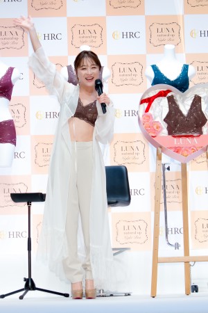 「LUNAナチュラルアップナイトブラ」新カラー発表会に登場した鈴木奈々