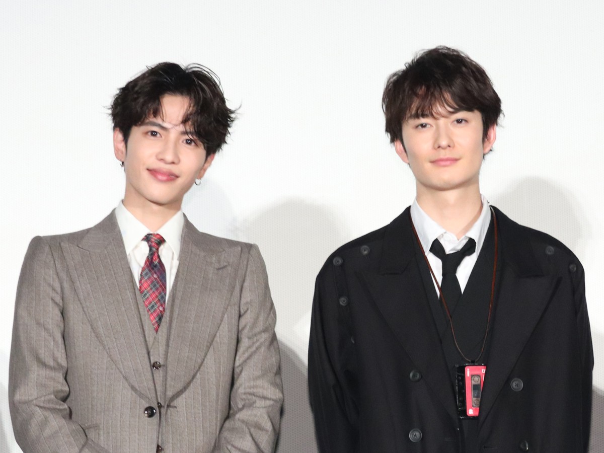 映画『さんかく窓の外側は夜』公開前夜祭 舞台あいさつに登場した(左から)志尊淳、岡田将生