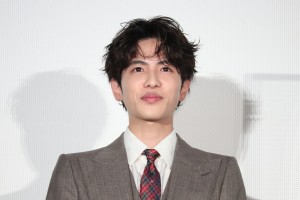 映画『さんかく窓の外側は夜』公開前夜祭 舞台あいさつに登場した志尊淳