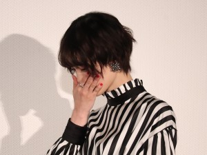 映画『さんかく窓の外側は夜』公開前夜祭 舞台あいさつに登場した平手友梨奈