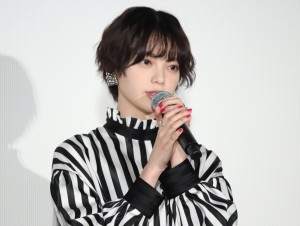 映画『さんかく窓の外側は夜』公開前夜祭 舞台あいさつに登場した平手友梨奈