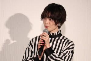 映画『さんかく窓の外側は夜』公開前夜祭 舞台あいさつに登場した平手友梨奈