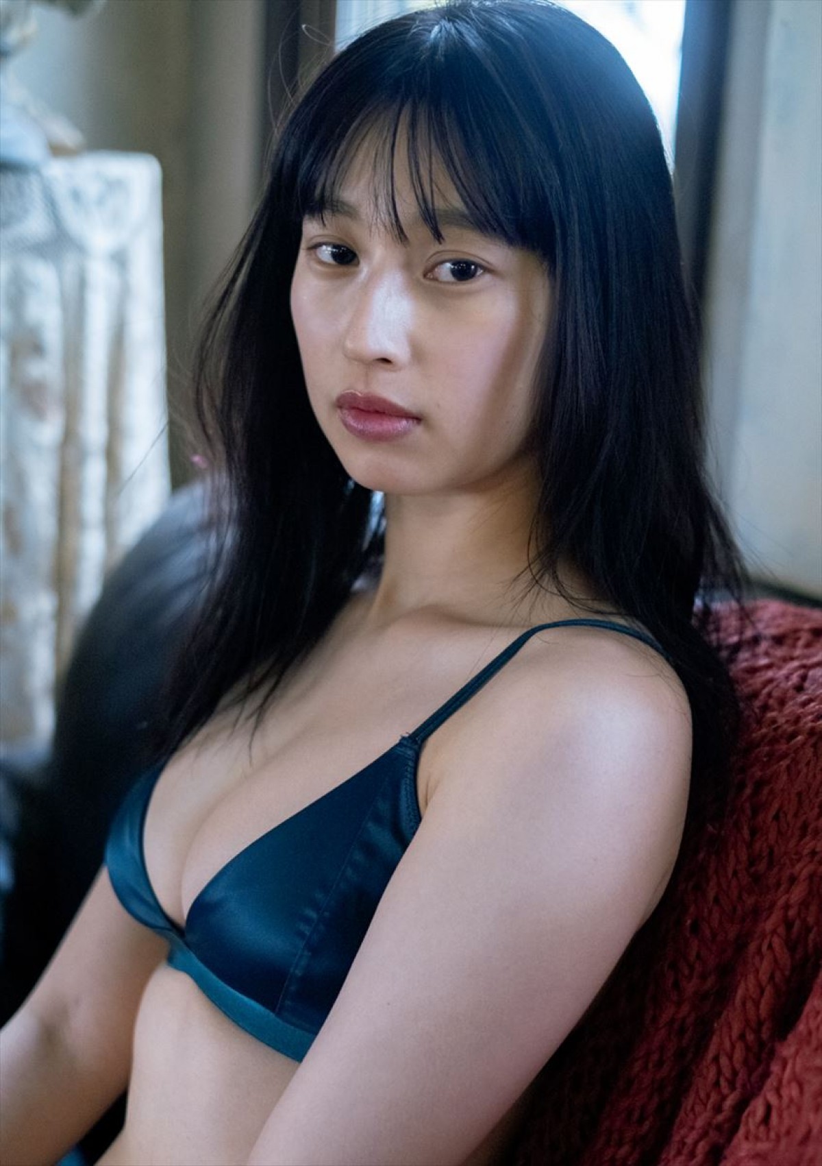 “ボンビーガール”川口葵、かわいらしい水着姿　大好評のグラビア再登場