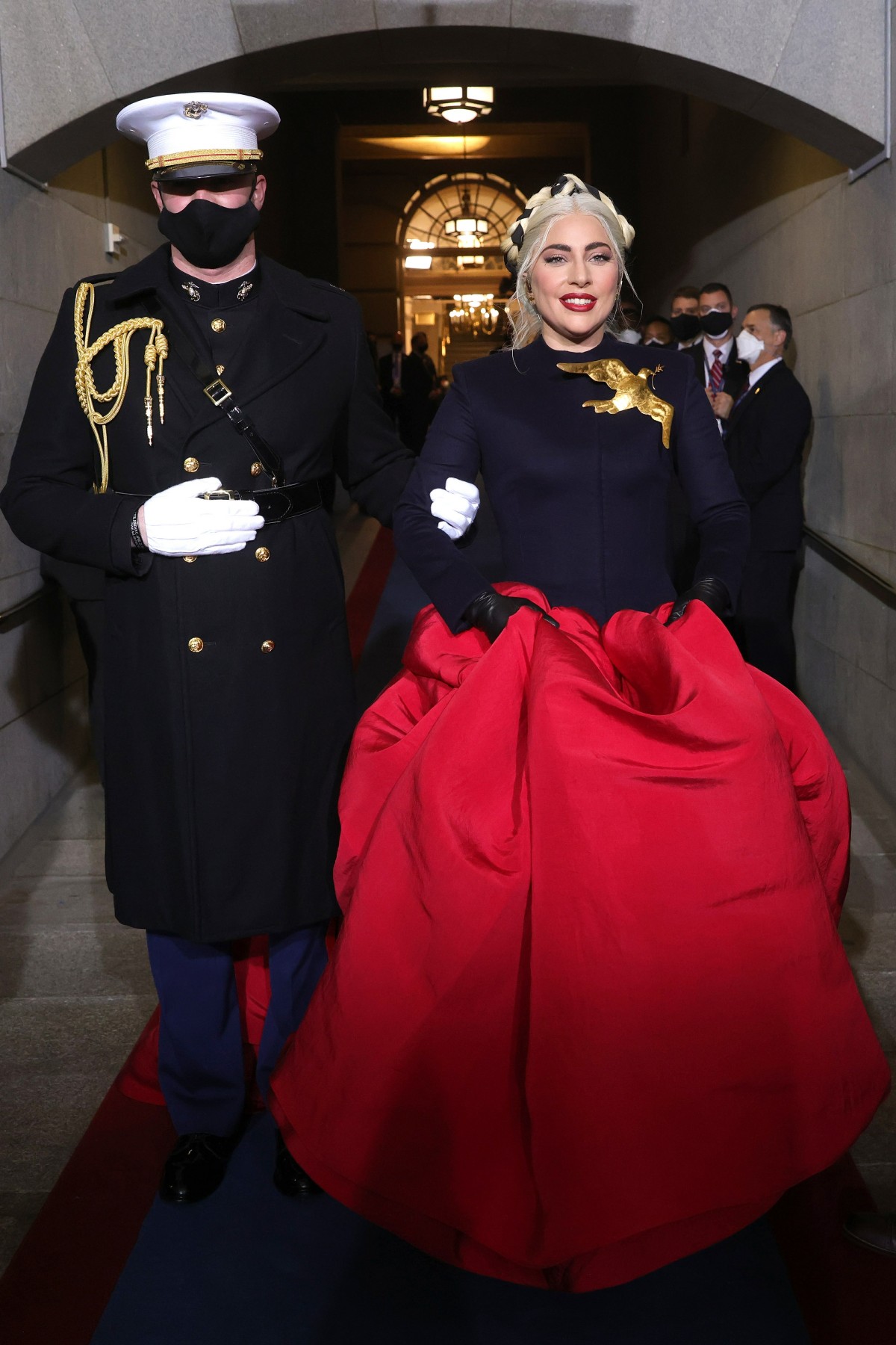 レディー・ガガ、大統領就任式で防弾ドレスでパフォーマンスしていた　