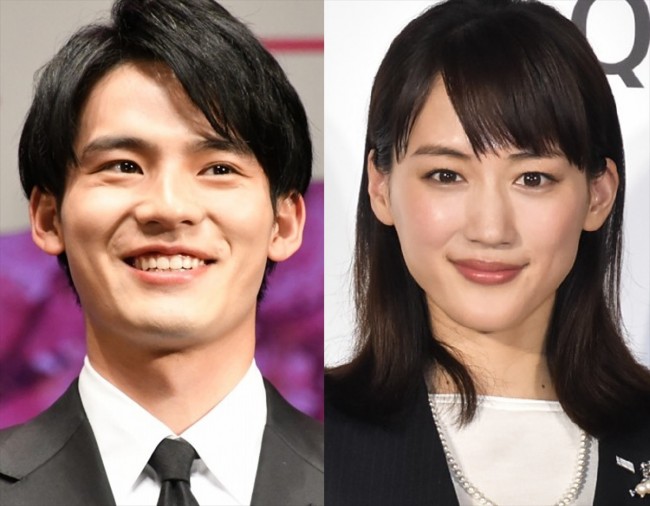 (左から)岡田健史、綾瀬はるか