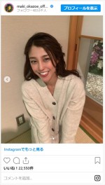 岡副麻希、三つ指ついておしとやかな雰囲気　※「岡副麻希」インスタグラム