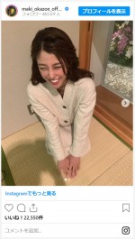 岡副麻希、三つ指ついておしとやかな雰囲気　※「岡副麻希」インスタグラム