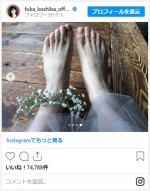 小芝風花、花環がかわいいグラビアオフショット　※「小芝風花」インスタグラム